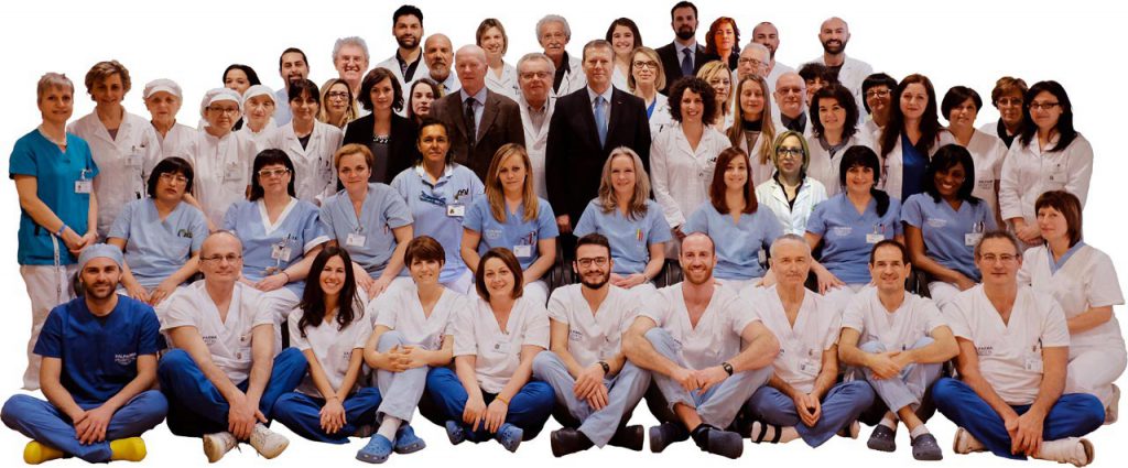 Personale medico e sanitario del Valparma Hospital in posa per una foto di gruppo