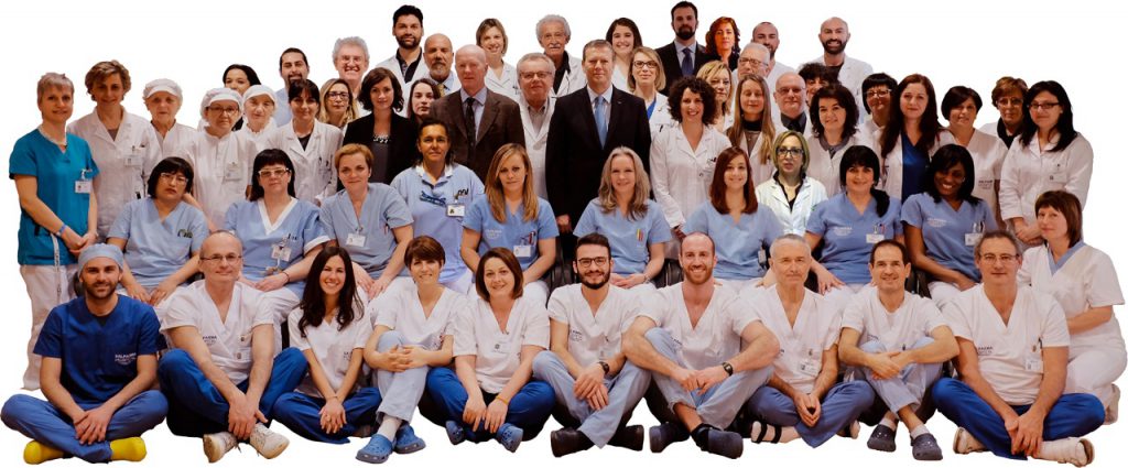 Personale medico e sanitario del Valparma Hospital in posa per una foto di gruppo