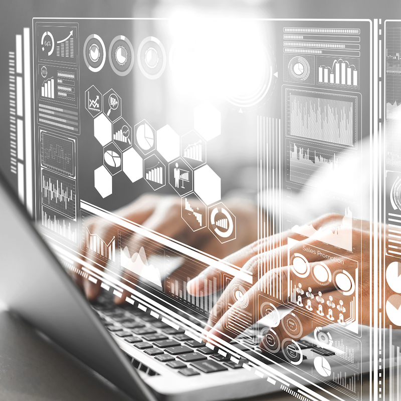 Mani che digitano su un portatile con grafici e icone di dati sovrapposti in trasparenza