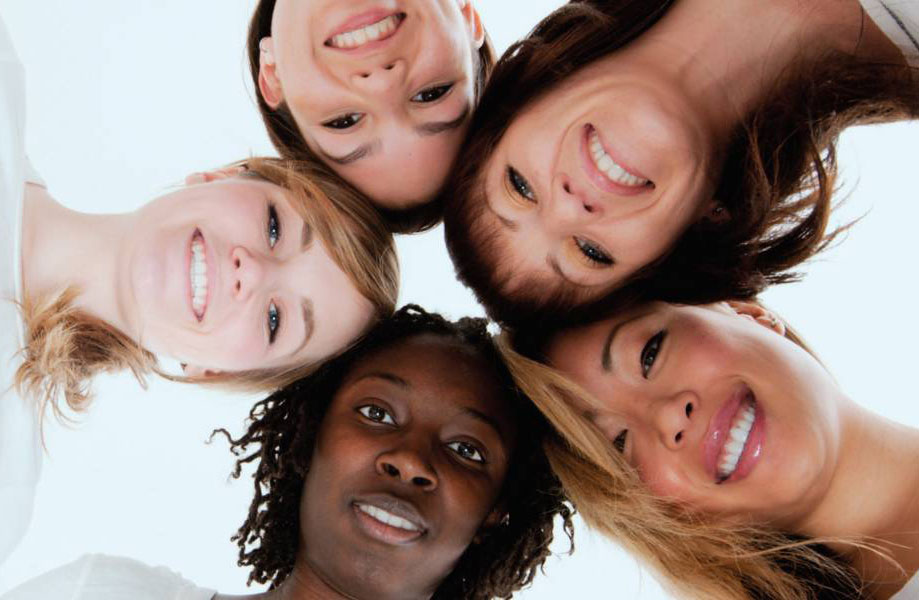 Gruppo di donne sorridenti di diverse età ed etnie